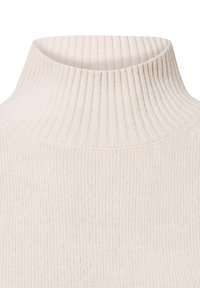 Cremfarbener, gerippter Rollkragenpullover mit hohem Kragen, der eine weiche Textur und eine enge Passform um den Hals bietet.