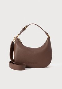 Brun teksturert lærhåndveske med buet form, med kort topphåndtak og avtakbar skulderstropp, preget med "Love Moschino."