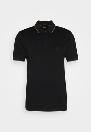Polo shirt negru, realizat din bumbac, având un guler cu accente gri, două butoane și un mic patch cu brand pe piept.