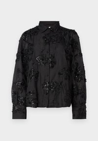 Camisa preta de botão com bordado floral e lantejoulas, mangas compridas, textura suave e design de gola clássica. Detalhada com padrões em relevo.