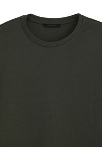 T-shirt verde oliva scuro realizzato in tessuto morbido e liscio. Presenta un collo rotondo e maniche corte, con un design pulito e semplice.