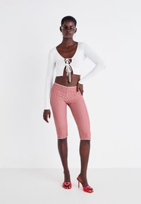 Jaded London BEACH CAPRI TROUSERS  - Legingi — bikses - red gingham