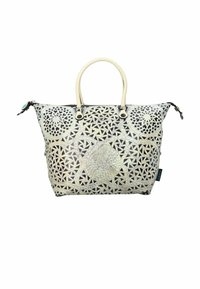 Bolso texturizado con patrones geométricos cortados con láser; colores plateado y crema; presenta asas dobles y un cierre de cremallera, con acentos decorativos.