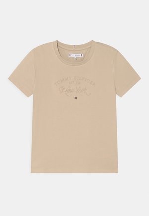 ICON SCRIPT EMBRO TEE - Triko s potiskem - savannah sand