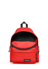 Röd ryggsäck med dragkedja på toppen, svart innerväv, justerbara remmar och en framficka. Har Eastpak-logotypen på framsidan.