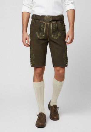 Brune lædershorts med grøn broderi, sidelommer og dekorative knapper. Båret med cremefarvede knælange strømper og brune sko.