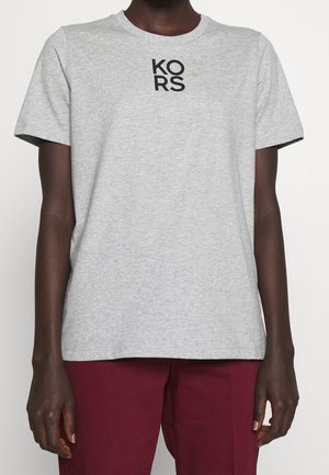 Graues Baumwoll-T-Shirt mit rundem Halsausschnitt, kurzen Ärmeln und einem schwarzen "KORS"-Logo auf der Vorderseite. Glatte Textur.