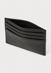 Μαύρος θήκη καρτών σε υφή δέρματος που διαθέτει κάθετους ρίγες, πολλαπλές θήκες καρτών και λείες άκρες. Συμπαγής σχεδίαση κατάλληλη για εύκολη μεταφορά.