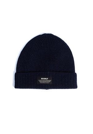 Gorro de punto acanalado azul oscuro con ala doblada y una etiqueta rectangular negra con la inscripción "ECOALF" y un mensaje de sostenibilidad.