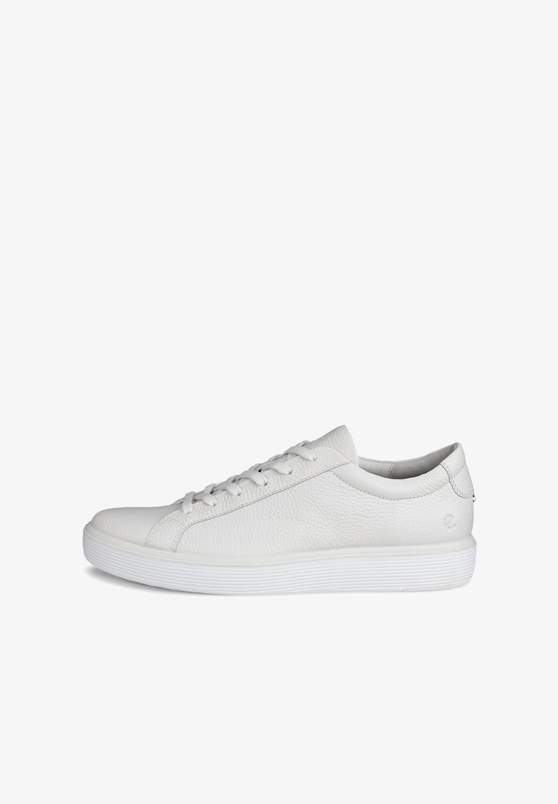 Sneaker bianca in pelle a basso profilo con chiusura con lacci e suola testurizzata, mostrata dal lato esterno su sfondo bianco.