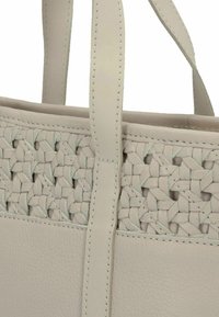 Hellgraue Leder-Totetasche mit geflochtenen Akzenten, glatter Textur, zwei Griffen und kontrastierenden Nähten entlang der Kanten.