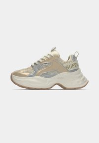 Beige, ezüst és fehér Buffalo tornacipők hálós és velúr anyagokból; jellemzőjük a texturált talp és a hangsúlyos "BUFFALO" felirat.