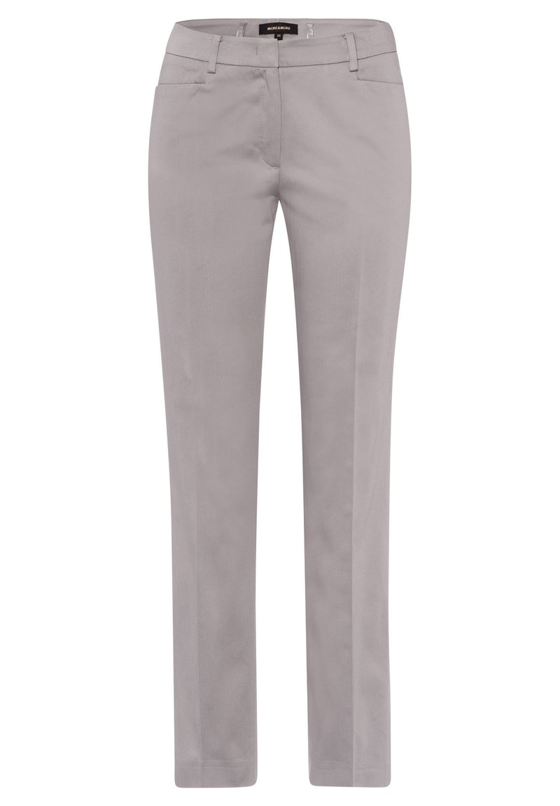 Šedé kalhoty na míru vyrobené z měkké látky, s rovnými nohavicemi, plochým předním dílem a jemnými detaily šití.