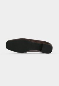 Semelle d'une chaussure habillée en cuir marron avec une semelle en caoutchouc noir et un bout carré, présentée à plat sur fond blanc.