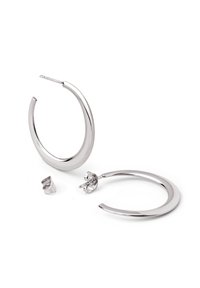 Pendientes de aro de plata con un diseño liso y curvado. Cuentan con un cierre tipo poste y una sección ligeramente abierta. Acabado pulido.