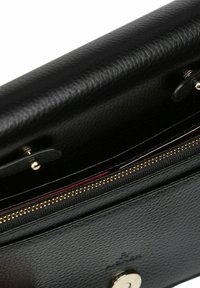 Portafoglio in pelle nera con finitura testurizzata, cerniera color oro e interno a contrasto rosso con scomparti multipli e chiusura a scatto.