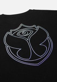Zwarte T-shirt met een groot, iriserend, abstract rozenontwerp met een oog in het midden, dat de nadruk legt op soepele texturen en scherpe contouren.