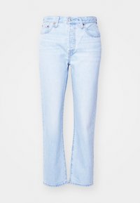 Lichtblauwe high-waist jeans met rechte pijpen, knoop- en ritssluiting en vijf zakken op een witte achtergrond.