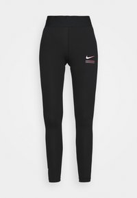Svarta träningsleggings gjorda av stretchigt material, med en rosa Nike-logotyp och rutmönster på höger höft. Tätt åtsittande design med hög midja.