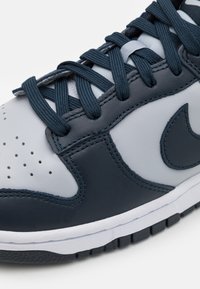Nike Sportswear DUNK RETRO - Sapatilhas - wolf grey/dark obsidian/total orange