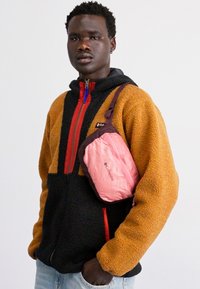 Columbia LIGHTWEIGHT PACKABLE HIP PACK UNISEX - Diržinis krepšelis - pink agave