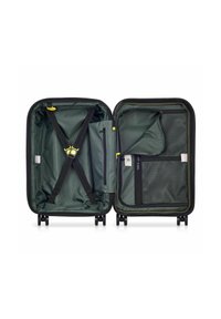 Valigia verde scuro aperta con cinghie incrociate nere sul lato sinistro e compartimenti a rete con cerniera sul lato destro, posizionata su quattro ruote.