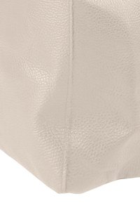 Sac en simili cuir beige avec une finition texturée, forme légèrement rectangulaire et coutures visibles le long des coutures.