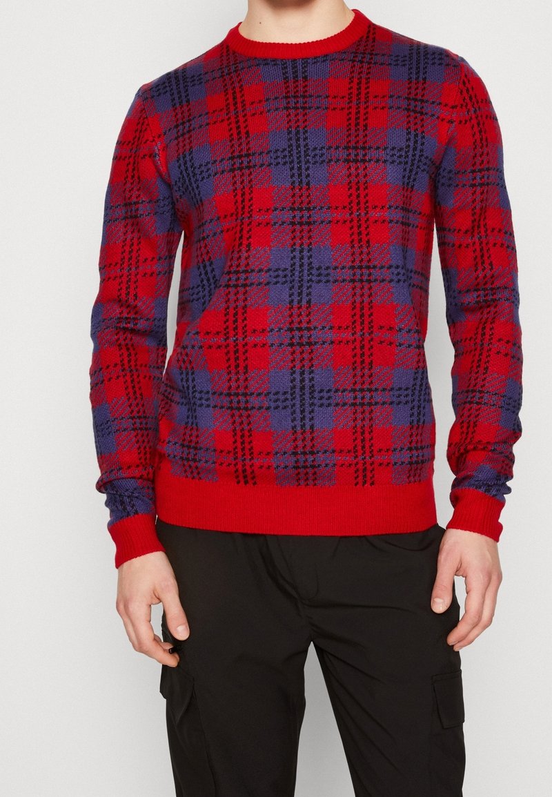 Rot- und lila kariertes Sweatshirt aus Strickstoff, mit Rundhalsausschnitt und gerippten Bündchen. Auffälliges schwarzes Karomuster überall.