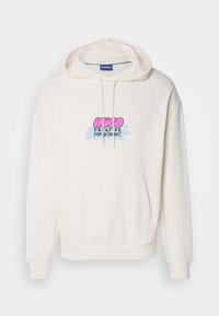 Hoodie crème avec une capuche à cordon, une poche avant, et un design graphique présentant "HUGO" en rose et "CREATIVE DEPARTMENT" en noir sur un fond bleu.