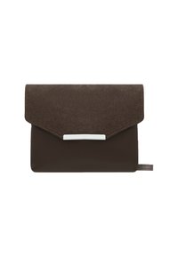 Clutch de cuero y ante marrón en estilo sobre con un acabado metálico plateado. Presenta un cierre de solapa y un acabado texturizado.