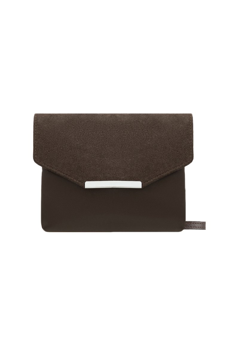 Clutch de cuero y ante marrón en estilo sobre con un acabado metálico plateado. Presenta un cierre de solapa y un acabado texturizado.