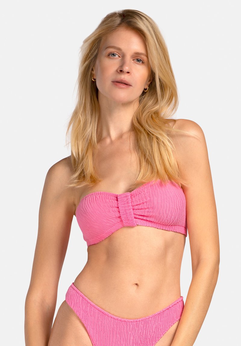 Różowy bikini bandeau wykonane z teksturowanej tkaniny z marszczeniami na środku, dopasowane wysokie majtki. Gładkie wykończenie i żywy kolor.