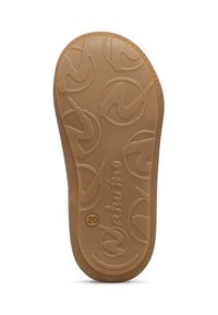 Brauner Gummisohle mit einer strukturierten Oberfläche und wiederholten Wellenmustern, auf der das Wort "Naturino" eingeprägt ist, markiert mit der Größe "20."