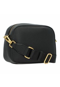 Borsa a tracolla nera in pelle con finitura texture, hardware dorato, chiusura zip e tracolla regolabile. Design compatto e rettangolare.