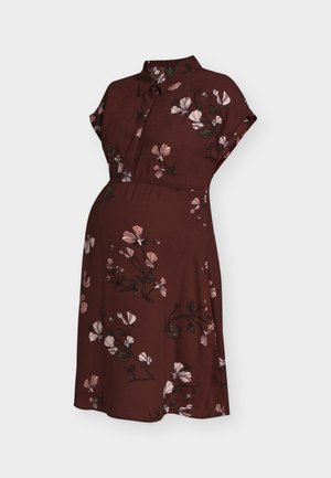 Brun kjole til knæet med pink blomsterprint, korte ærmer, krave og indsnørret talje.