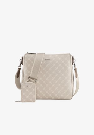 Beige Leder-Crossbody-Tasche mit Logo-Muster, silbernem Zubehör, verstellbarem Riemen und einem dazu passenden kleinen Reißverschlussbeutel.