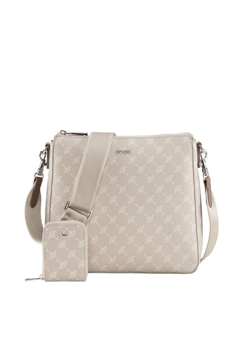 Béžová kožená crossbody taška s logom, strieborné kovanie, nastaviteľný popruh a priložený zodpovedajúci malý zipsový púzdro.