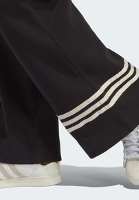 adidas Originals ADICOLOR NEUCLASSICS - Joggebukse - black