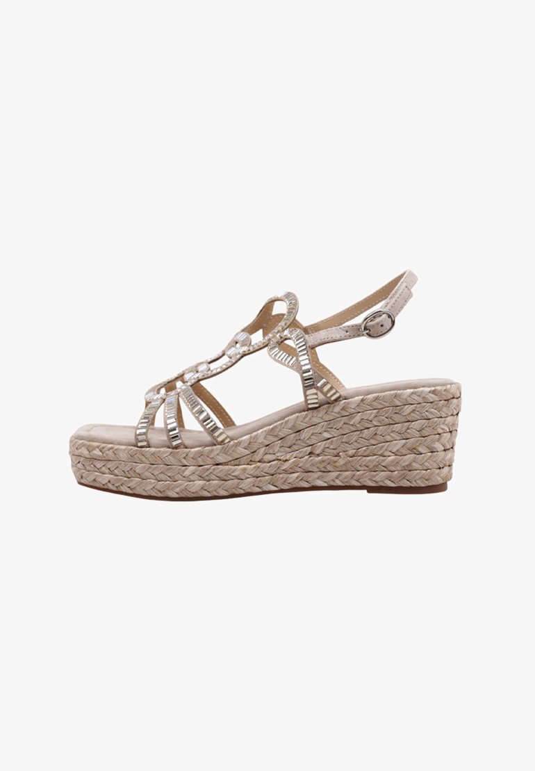 Keilsohlen-Sandalen mit einer geflochtenen Jutesohle, hellbeigen Riemen mit metallischen Akzenten und einem verstellbaren Knöchelriemen für einen sicheren Sitz.