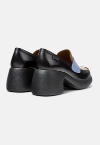 Scarpe nere in pelle con un accento blu, dotate di un tacco largo e superficie testurizzata, progettate per comfort e stabilità.