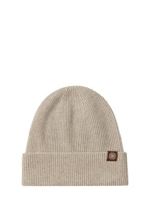 Strickmütze in hellbeige mit Rippstruktur und umgeschlagenem Saum. Auf der Vorderseite befindet sich ein kleines braunes Stoffetikett mit einem Logo.