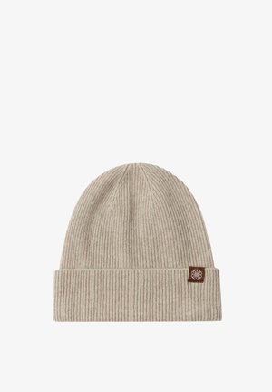 Strickmütze in hellbeige mit Rippstruktur und umgeschlagenem Saum. Auf der Vorderseite befindet sich ein kleines braunes Stoffetikett mit einem Logo.