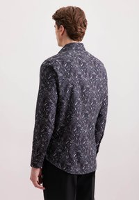 Camicia a maniche lunghe in tessuto scuro con un motivo paisley vorticoso in toni di grigio, con colletto classico e orlo curvo.