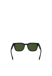 Occhiali da sole rettangolari neri con lenti verdi, caratterizzati da una montatura in plastica spessa e bracci dritti. Nessun marchio visibile.