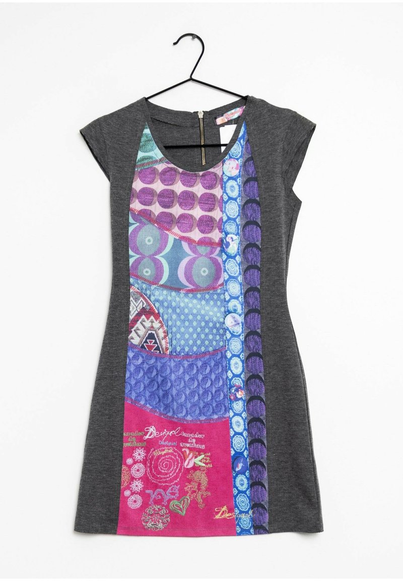 Robe grise à manches courtes avec un design en patchwork multicolore, présentant divers tissus circulaires et à motifs sur le devant.