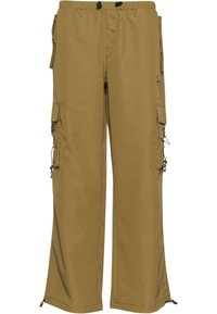 Pantalon cargo kaki avec ceinture élastique, cordons, multiples poches latérales et ourlets ajustables sur fond blanc uni.