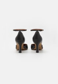 ÁNGEL ALARCÓN Pumps - black