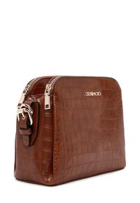 Borsa a tracolla marrone con motivo coccodrillo, dalla texture liscia, chiusura con zip e hardware in tonalità oro. Presenta una cintura rimovibile per maggiore versatilità.