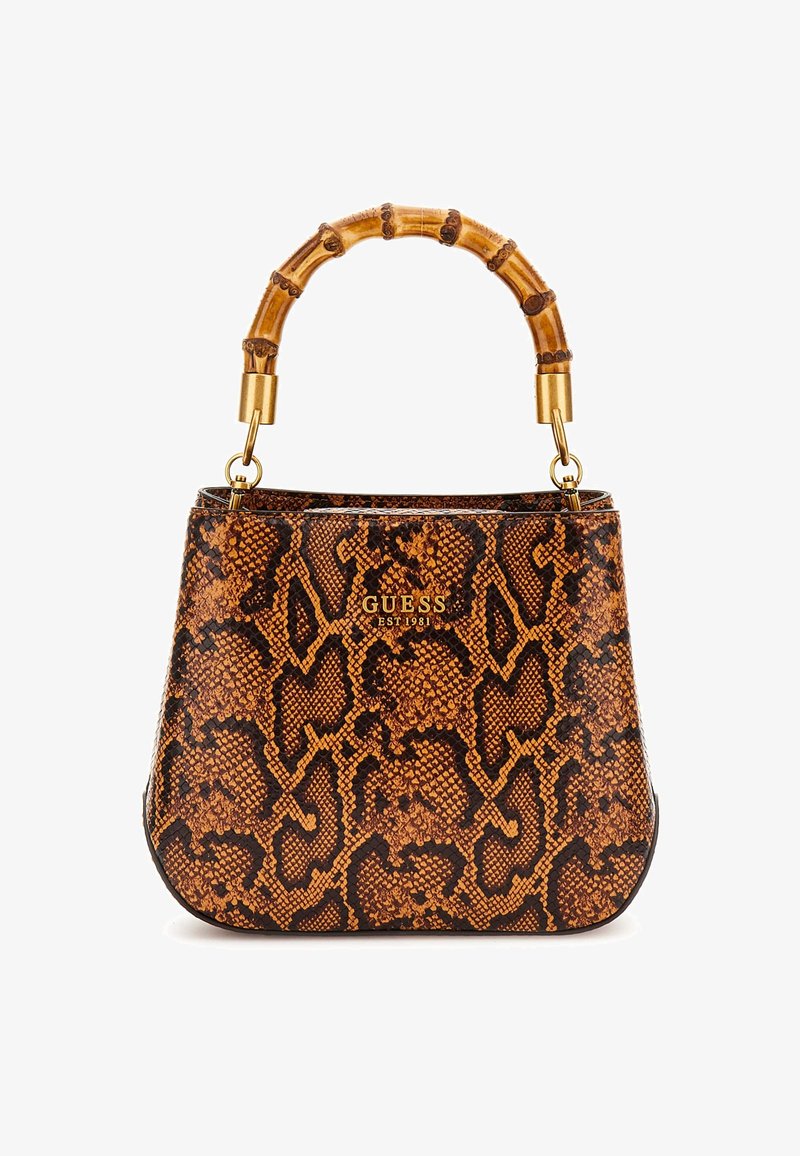 Brązowa torebka w wzór węża z bambusowym uchwytem, złotymi akcesoriami i wytłoczonym logo. Gładka tekstura, o wyraźnie zdefiniowanym kształcie.