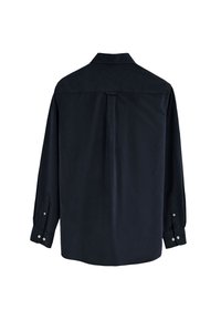 Camicia a manica lunga blu navy, realizzata in tessuto morbido, caratterizzata da un colletto classico, polsini con bottoni e un dettaglio con piega sul retro.